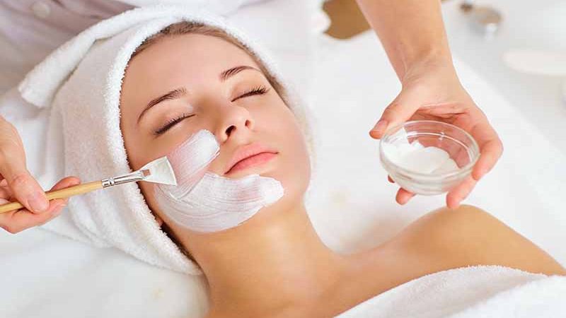 Frau erhält eine individuelle Gesichtsbehandlung